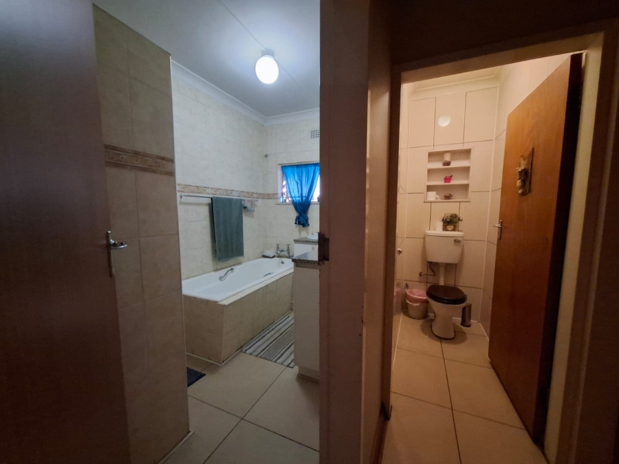 6 Bedroom Property for Sale in Uitsig Free State